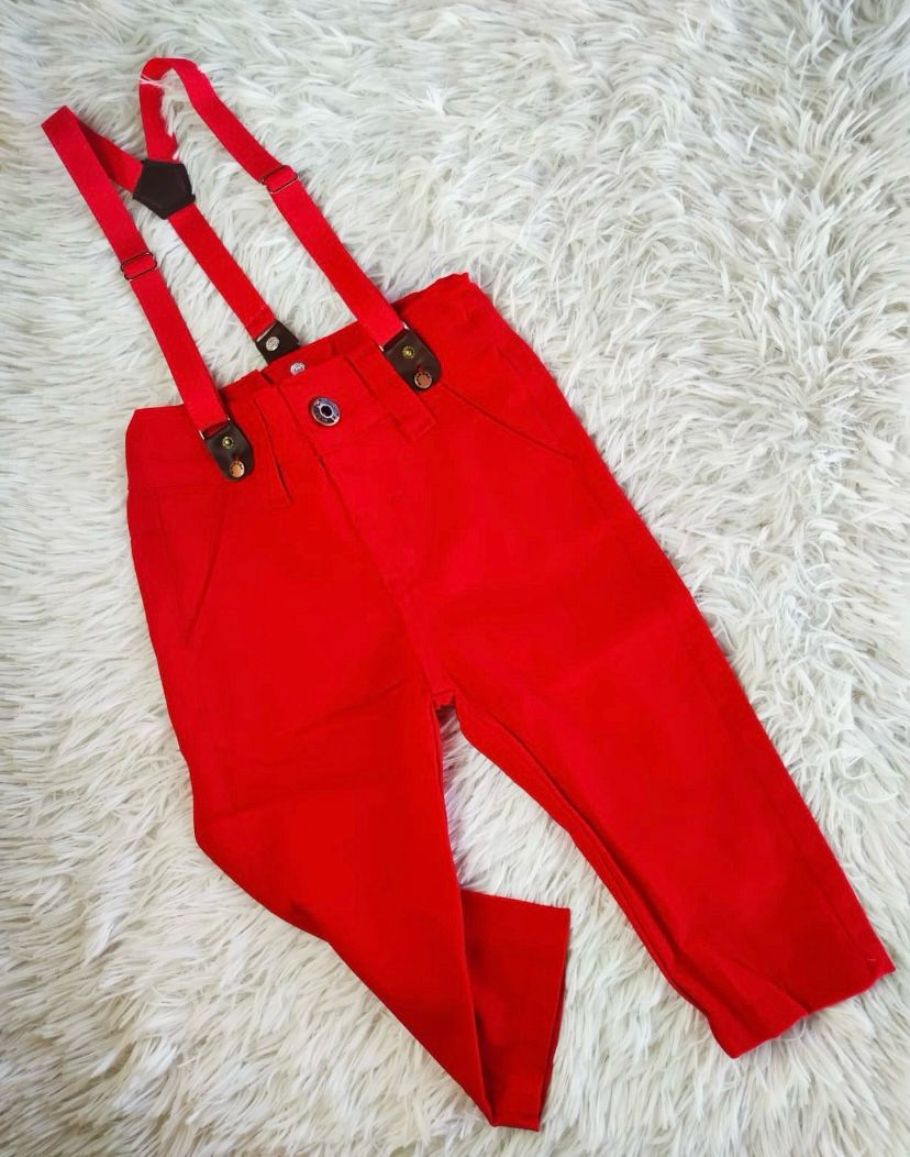 Calça infantil com suspensório